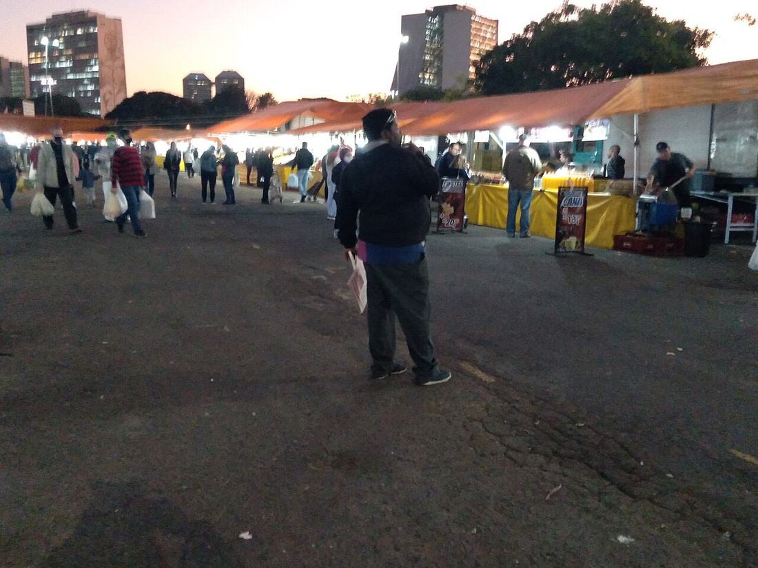 Feira livre em Porto Alegre ao entardecer