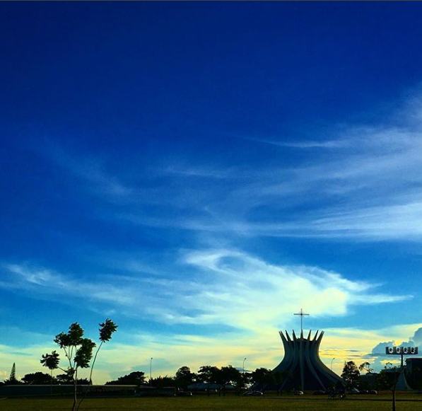 A Catedral de Brasília sob o céu azul