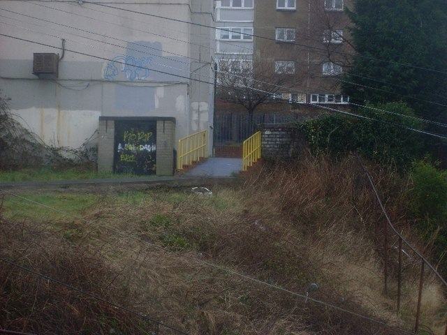 Rampa de acesso em frente a um prédio