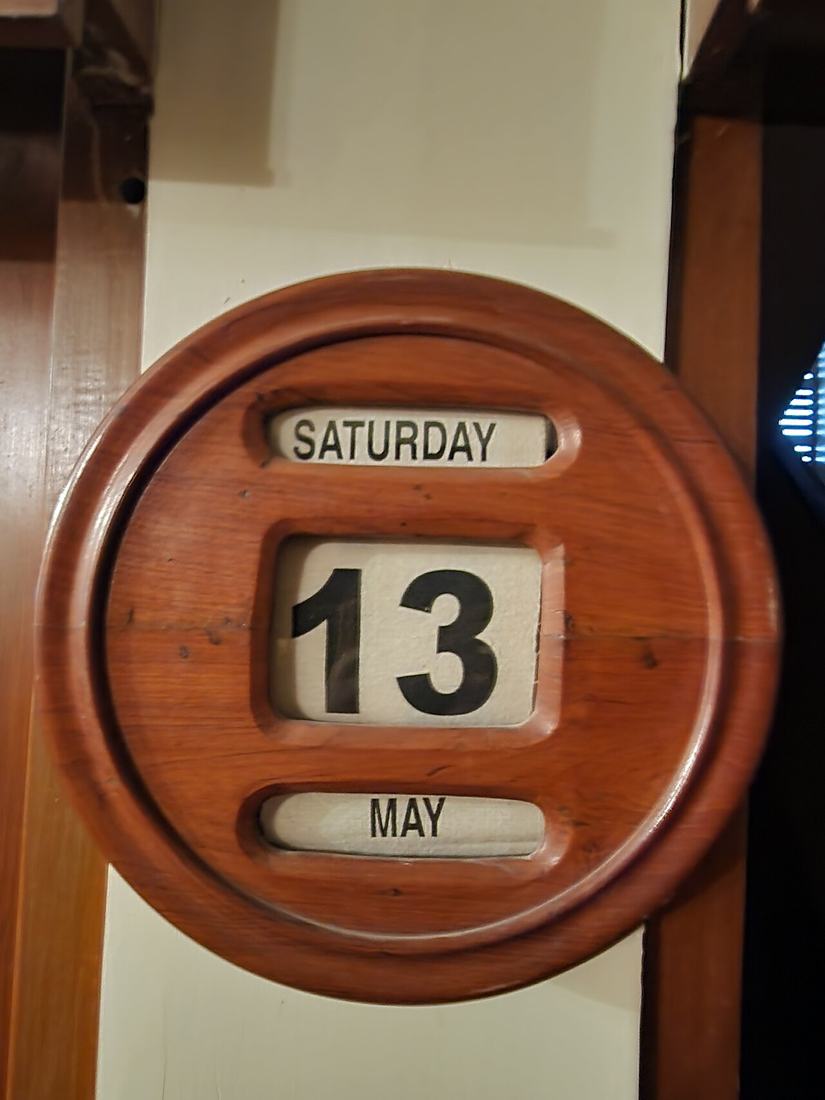Calendário de parede de madeira